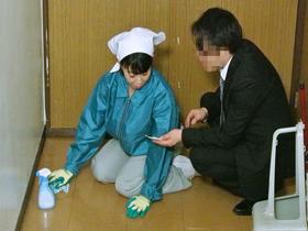 掃除婦のおばさんにわざと勃起したチ●ポを見せて「手コキだけでも・・・？」とお願いしたら、どんな結末が・・・！！？4時間　サンプル画像07